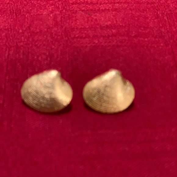 Bergere Shell Earings Gold Tone - Picture 3 of 6